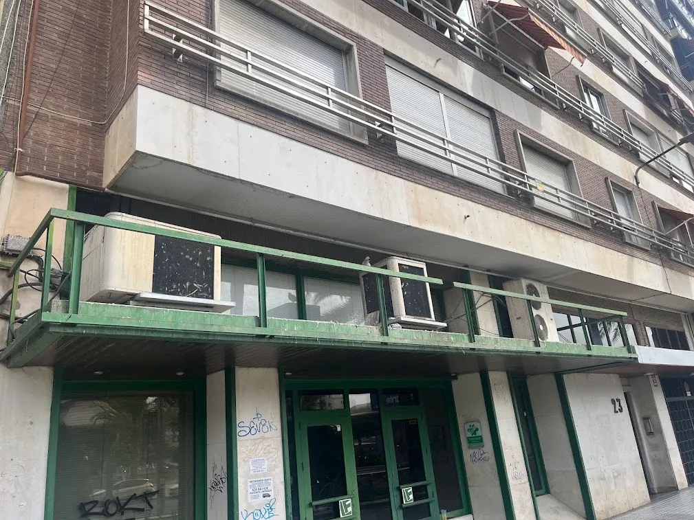 Maquinas viejas en la fachada de un sitio abandonado — foto 1