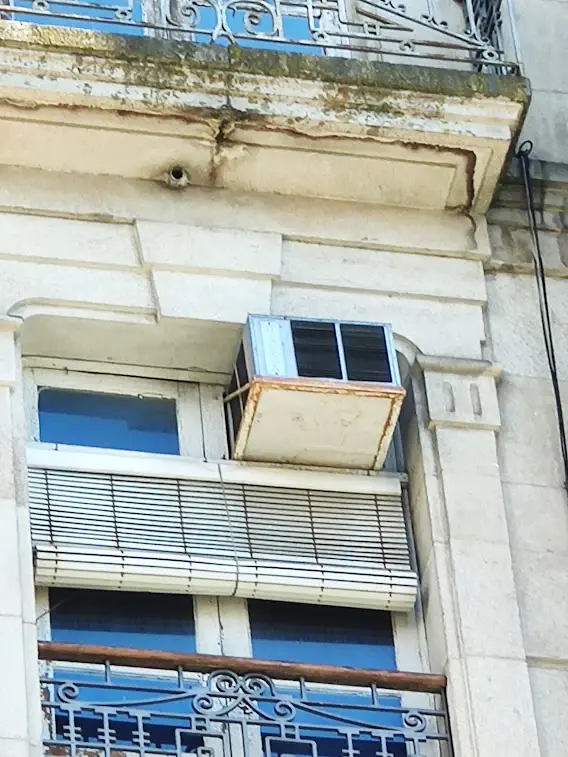 Ventana en balcón histórico