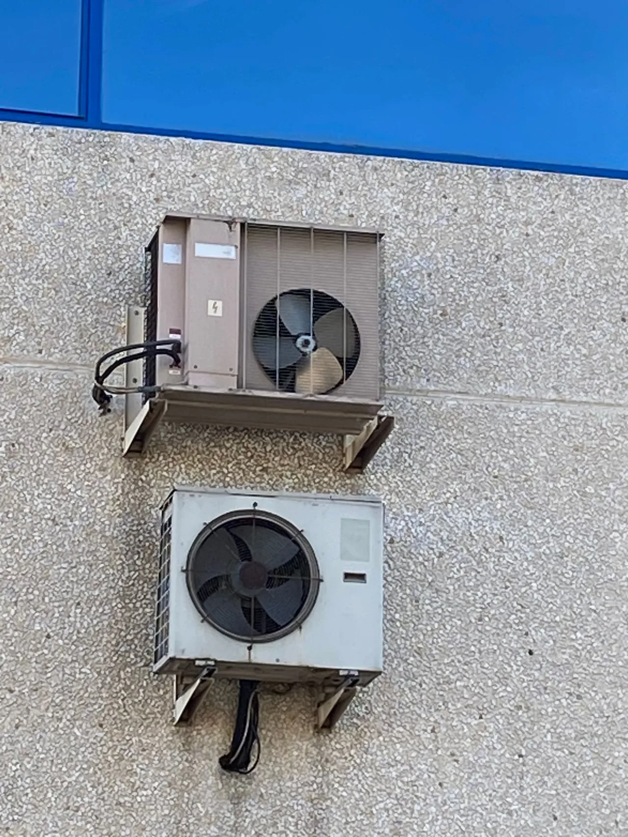 Unidad exterior marrón — photo 1